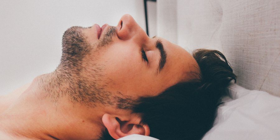 Homem a dormir tranquilamente, a ilustrar o artigo sobre a falta de sono